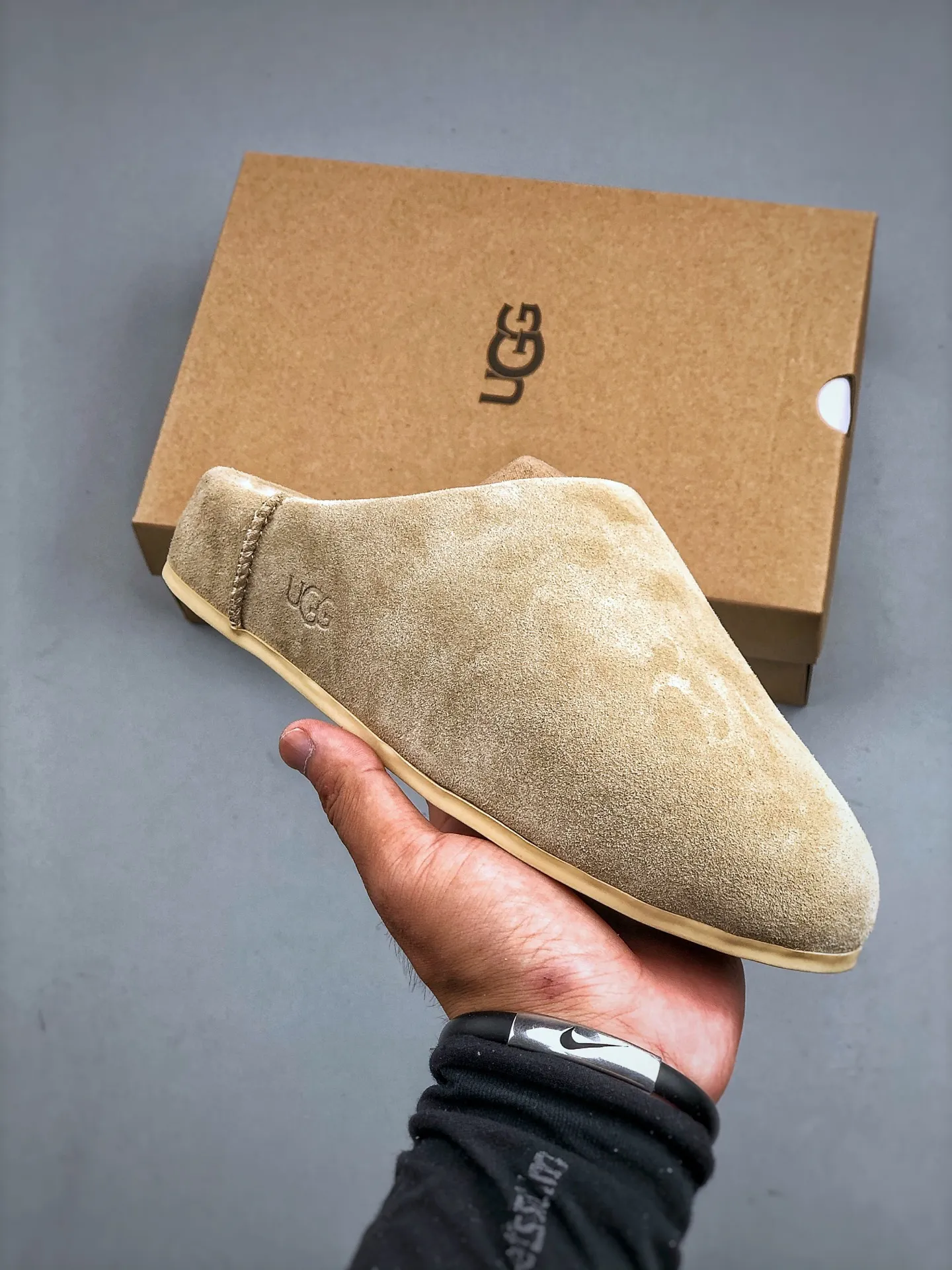 Local pick-up💰560 supports store placement. The top version of ugg on the market. 25 new models. UGG Classic Micro. Classic super mini. Classic boot type with lower cut design. Easy to match at home and out. Produced by a large foreign trade factory in Guangzhou. Toe to insole. Genuine sheep fur integrated. Independent outer box packaging. Chip with waterproof technology. Different from any version on the market. Independently developed original outsole and cashmere insole to keep you warm in winter and suitable for home use. In recent years, uug has launched a style series that is partially geared towards the preferences of young consumers and has also moved to the forefront of fashion trends. Shoe body material Water-repellent coated suede upper 17 mm UGGPURE™ implanted wool insole Lightweight non-slip and comfortable rubber outsole With brand LOGO trademark Comes with a full set of packaging Size: 35-40